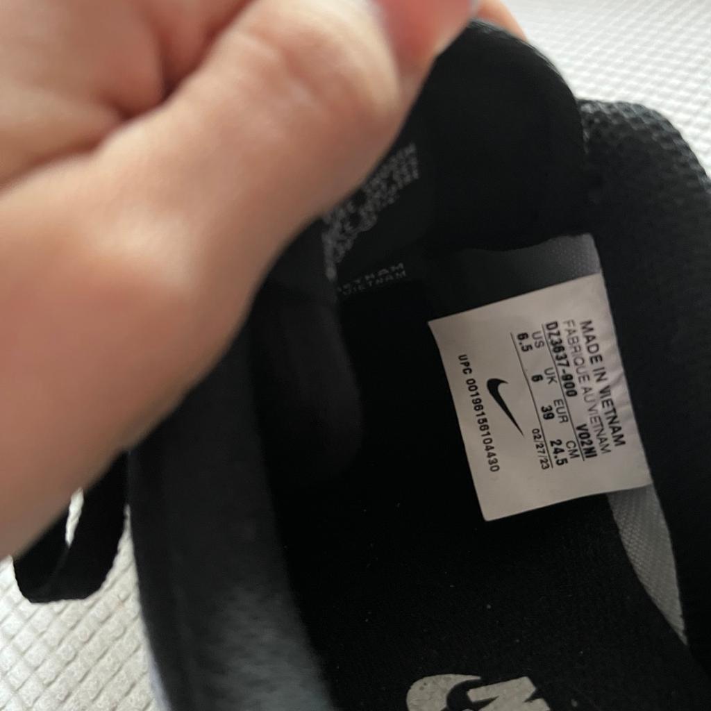 Verkauft werden hier nur 1x getragene Nike Air Force in schwarz/hellblau. Sie wurden so personalisiert hergestellt - ohne Initialen. Nur die Farbe ist nach Wunsch angefertigt worden. Sie sind aus Stoff und leider zu eng. Daher dürfen sie weiter ziehen.

Schuhe müssen weg wegen Umzug!!