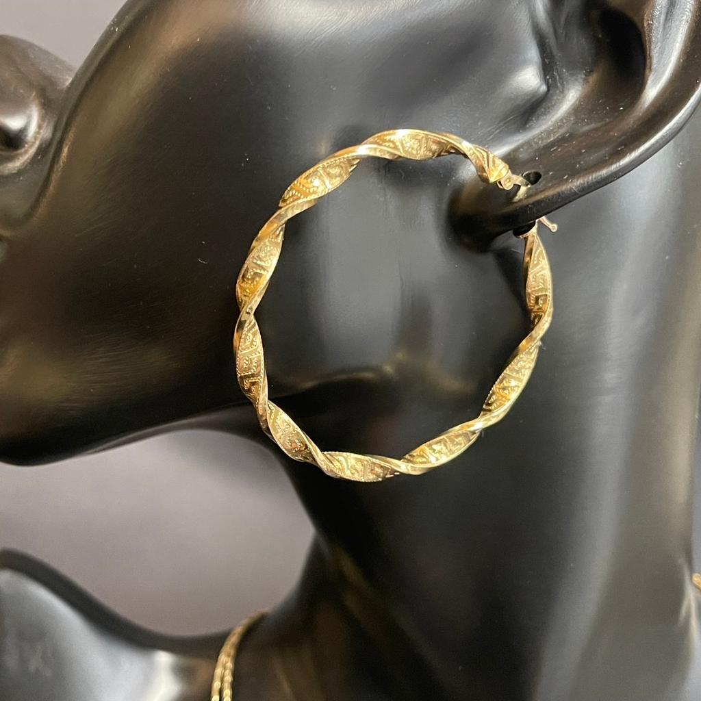 Damen Creolen in 585/000 - 14 Karat Gold mit Muster
Durchmesser: ca.50mm
Geprüft und gestempelt: 585