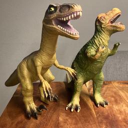 2 Stück Dinosaurier 🦕 
Spielzeug 
Ca 20 cm hoch