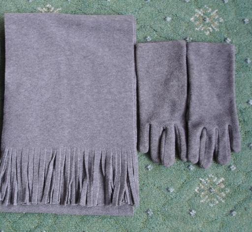 Buy & Sell West Midlands Wolverhampton - Photos for GREY SCARF & GLOVES SET