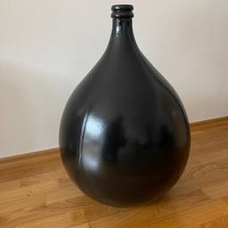 Super Zustand, Bodenvase Drop aus recyceltem Glas, gekauft bei Westwing, NP 109€ , habe das Klarglas mit schwarzem Sprühlack eingefärbt.

Höhe 56cm
Durchmesser 40cm
