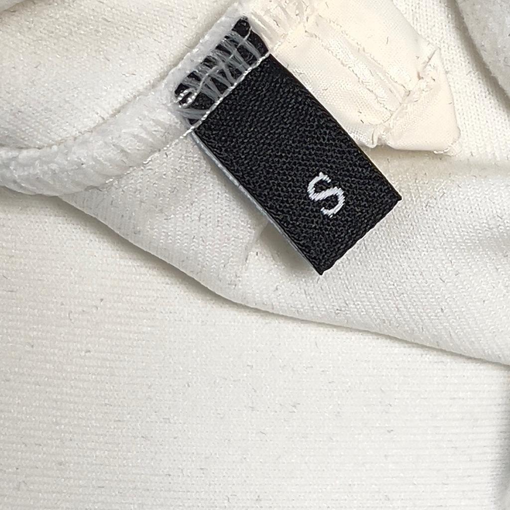 Moncler Grenoble Sweater
This sweater jacket is in excellent condition with no signs of wear. However, there is a small material scratch near the Zipper pocket area from storage as shown in the last picture
Color: Off-white
Size: S
Made in Italy