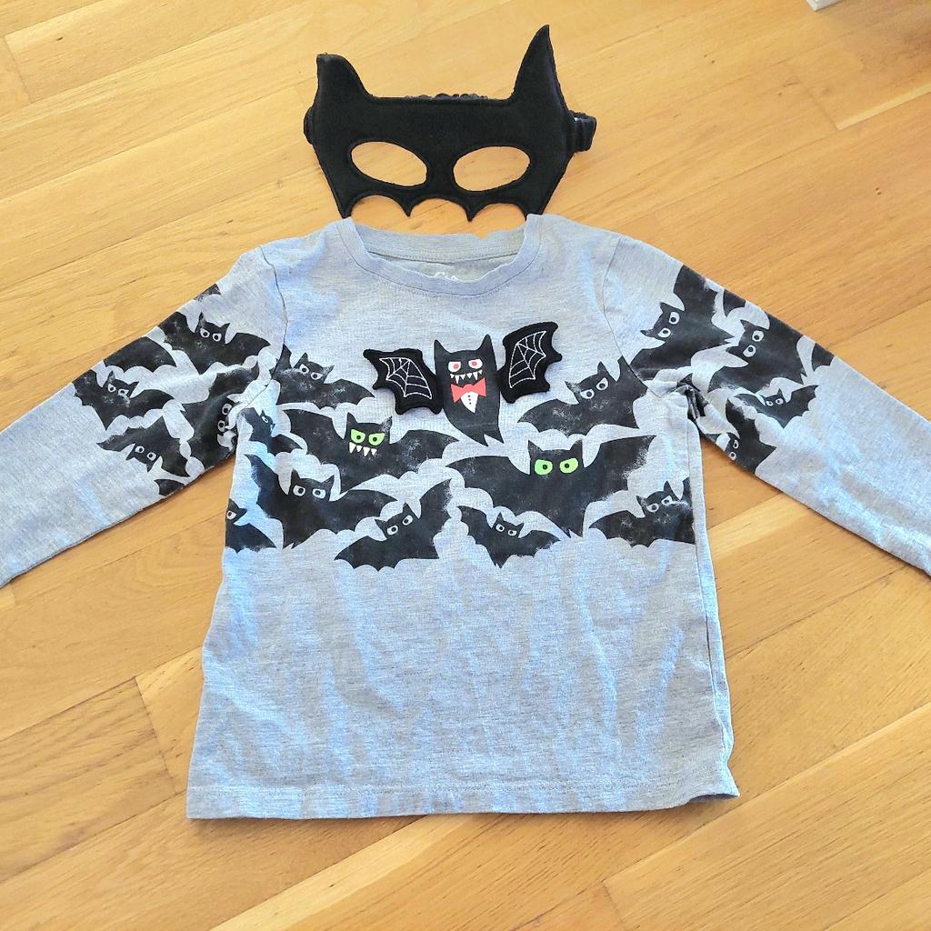 Halloween-Set - Langarmshirt und Fledermausmaske, nur 1x getragen. Die Etikette sagt Gr.104, ist aber Gr.98. Keine Gebrauchsspuren. Aus tierfreiem nichtraucher Haushalt. Versand möglich