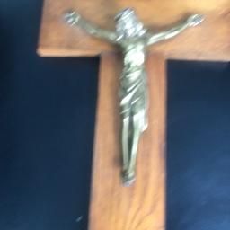 Verschiedene Holzkreuze mit Messing Christus Stück € 15