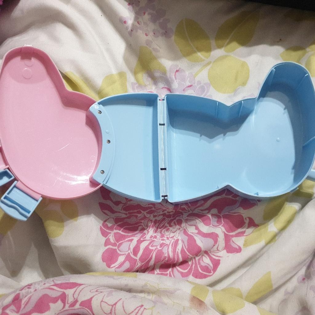 could be used to carry toys around or even as a lunch box
the print has worn away slightly on peppas hand. other then that its in great condition