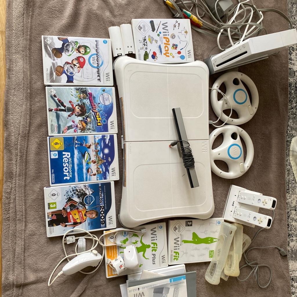 Wie mit Balance, Sport, zwei Controller mit Ladestation und Akkus

1 Nunchuk
6 Spiele
Wii Play

Family Ski
Wii Sports Resort
Biathlon 2009
Wii Fit Plus
Wii Fit

Preis verhandelbar