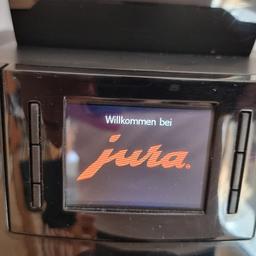 Beim Jura WE6 handelt es sich um einen Kaffeevollautomaten aus Schweizer Herstellung. Er ist konzipiert für eine Kapazität von rund 30 Tassen am Tag (Kaffee, Espresso, Cappuccino, Ristretto und Latte Macchiato). Neupreis € 1449,- bei Media Markt. Das Gerät ist BJ 2020, wurde aber erst 2021 in Betrieb genommen. Habe derzeit 3 Jura Kaffemaschinen, darum gebe ich eine her. Kann Sie gegen Aufpreis im Raum Steiermark, Nordkärnten zustellen. Kontakt: guenther.stoiber@gmx.at