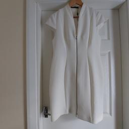 Dress „Karen Millen“

 Plunge Neck Zip Front Dress

 Ivory Colour

New With Tags

Actual size: cm

Length: 93 cm

Length: 65 cm from armpit side

Shoulder width: 39 cm

Length sleeves: 8 cm

Volume hand: 44 cm

Breast volume: 90 cm – 91 cm

Volume waist: 80 cm – 81 cm

Volume hips: 98 cm – 99 cm

Size: 14 ( UK ) Eur 42, US 10

75 % Polyester
20 % Viscose
 5 % Elastane

Lining: 100 % Polyester

Made in Turkey