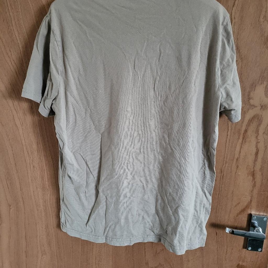 100% cotton. Made in Canada.

Has been washed and cleaned. Some fading on collar and both armpits area, see pictures for details. Overall is in good condition.

Thanks for watching. Please see my others items.