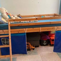 Bitte hier ein Kinderhochbett Maße 90x 200
in guten gebrauchten Zustand mit Lattenrost und Matratze und blaue Bettvorhänge. Ohne Dekoration .
Bett ist in Hagen abzuholen.
