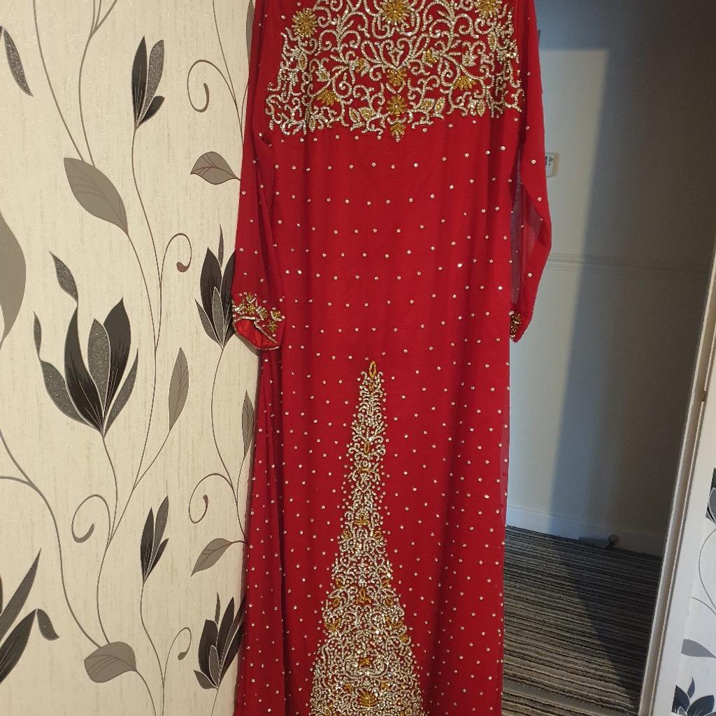 Excellent heavy beaded embroidered sequin wedding outfit .
Size 46..... UK size 22 warn once very good well looked after condition selling due to weight loss Buyer collects