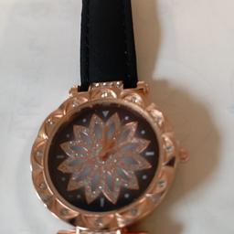 schöne Neue Armbanduhr,
mit glitzernder Blume.

Mit Batter