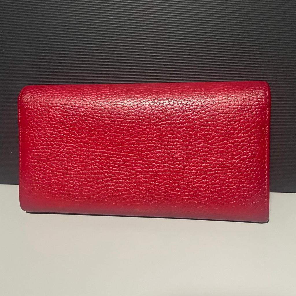 A spacious leather wallet by Gucci, great to convert into a mini bag by adding a strap as demonstrated; chain strap not included. Can comfortably fit mobile, several cards, notes etc.

Size is 19cm length and 10cm in height.

Condition is good with some darkening sports in areas, mainly noticeable at the front Gucci inscription. Internally it’s in very good condition.

Please note, chain strap is only for demonstration purposes and not included in the sale.

The large wallet comes with the original box displayed in the picture.