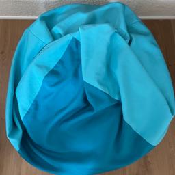 Verkaufe hier einen zweifarbigen (türkis/hellblau) Sitzsack von „Jako-o“ für den Innenbereich. Der Sitzsack wurde sehr pfleglich behandelt.
Keine Flecken, Risse oder Beschädigungen.
Der Bezug ist aus Rucksackstoff (100% Polyester) mit Reißverschluss, abnehmbar und waschbar auf 30 Grad.
Der Innensack ist mit Kügelchen (Polystyrol) gefüllt.
Der Sack ist 80x120 cm breit.
Kein Versand. Nur Abholung!
Neupreis: 139,90€.