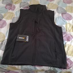 brand new regatta body warmer with side pockets and chest pocket. with tag . zip up
