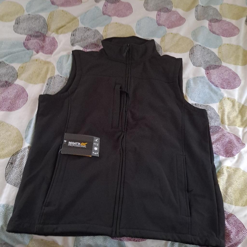 brand new regatta body warmer with side pockets and chest pocket. with tag . zip up