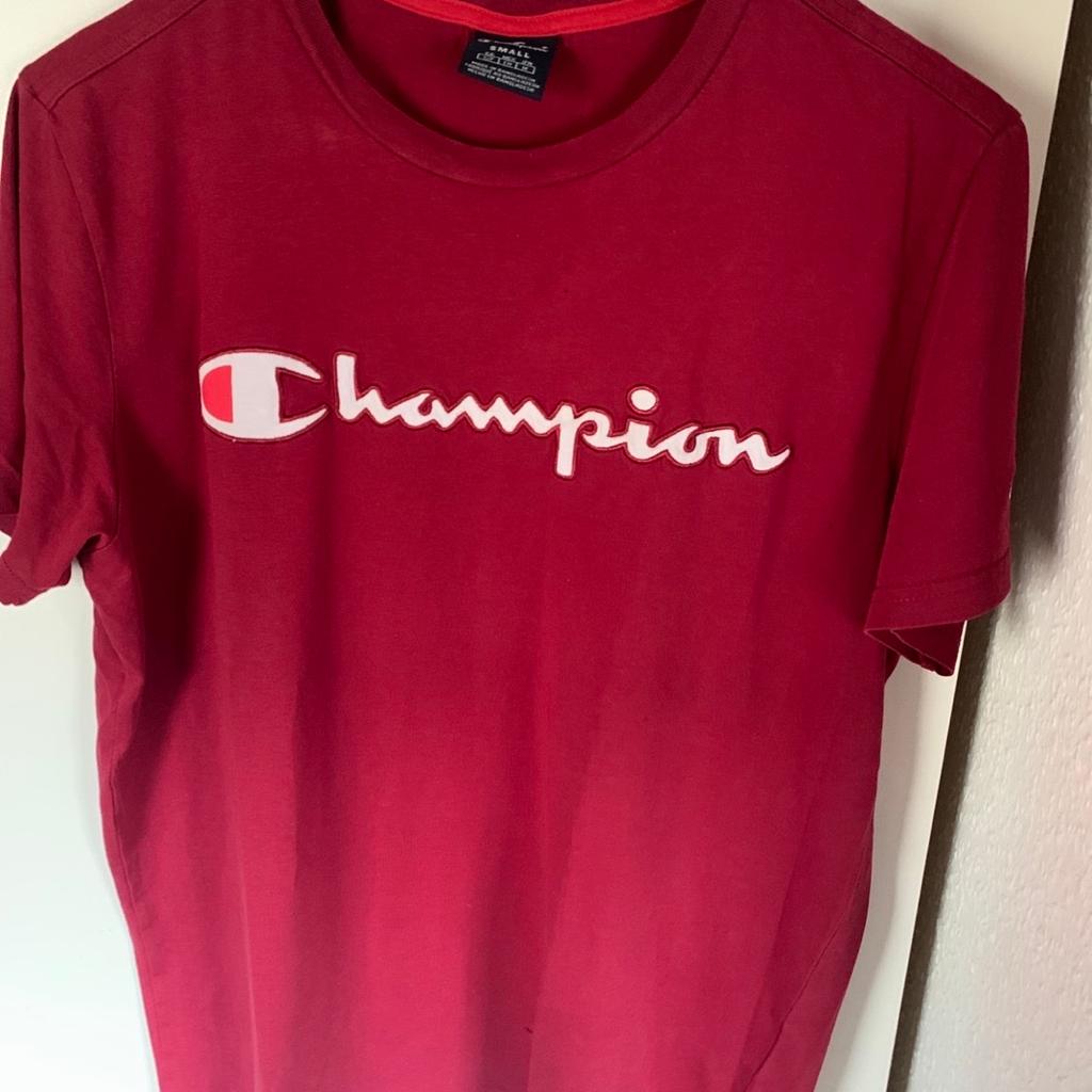 Champion T-Shirt Größe S
Champion Aufdruck Zentral und Logo am Arm

Sehr guter Zustand, Preis ist verhandelbar