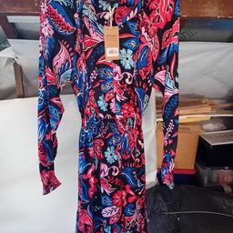 Next - New with tags
Size 10
Floral Print Dress
Cuffed sleeves and Waistband
Thick material so perfect with tights and boots!