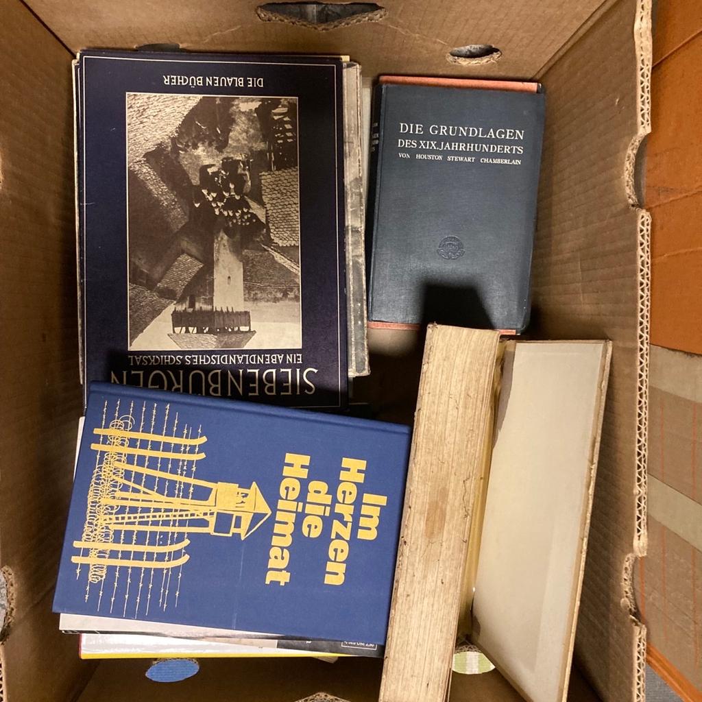 Eine Kiste voll alter Bücher , Druckzeitraum 1930-1950 großteils in Fraktur Schrift