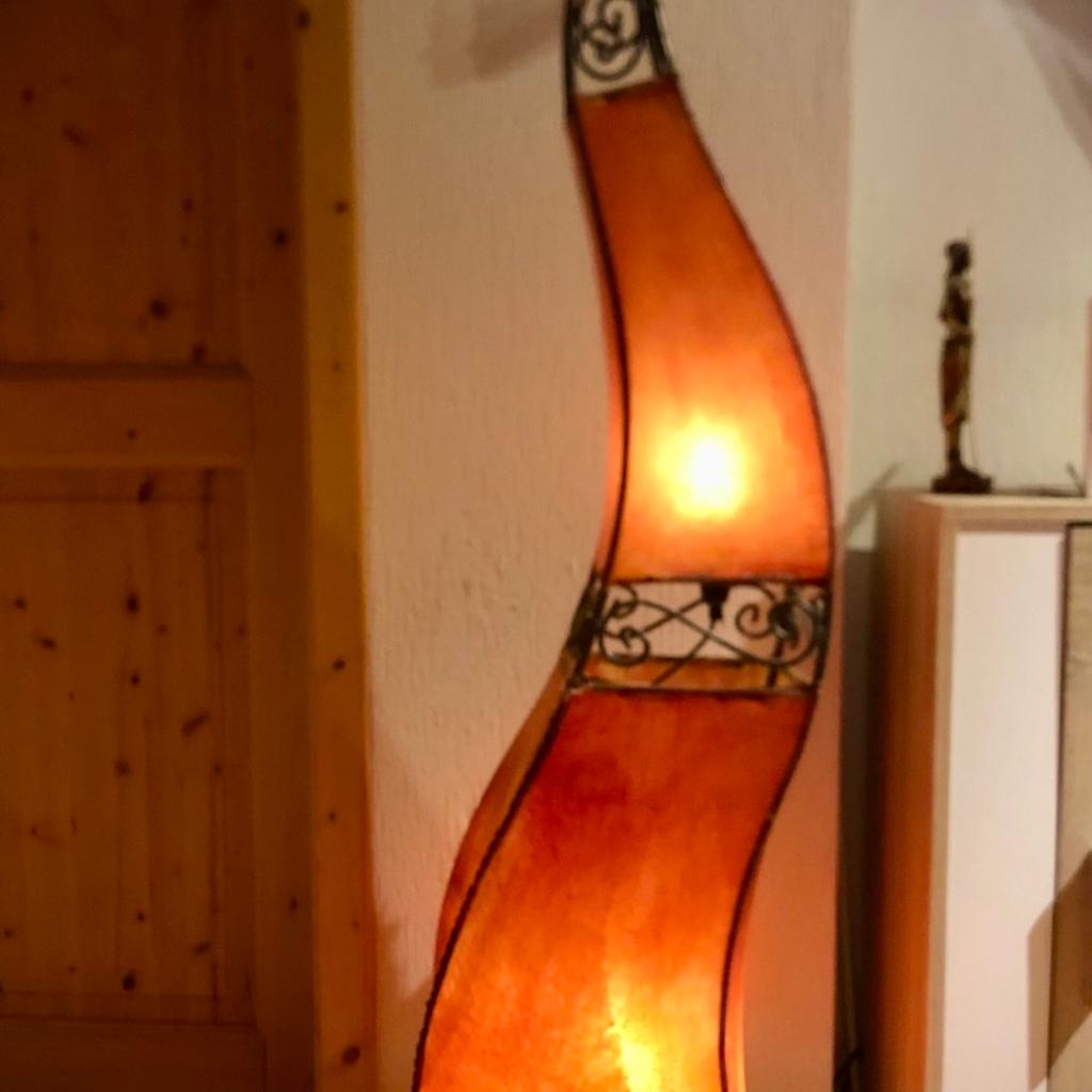 Biete hier eine außergewöhnliche, seltenen Stehlampe an. Bespannung aus Ziegenleder (kleineres, wie auf Bild ersichtlich), zwei einzelnen schaltbare Lampen (E27 inkl 2 x LED), Höhe ca.150 cm
Nur Abholung