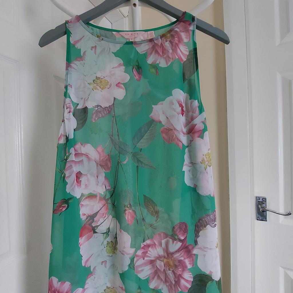 Dress “Ted Baker“London

Green Multi Colour

New Without Tags

Actual size: cm and m

Length: 84 cm

Length: 58 cm from armpit side

Shoulder width: 31 cm

Volume hand: 56 cm

Breast volume: 1.05 m – 1.07 m

Volume waist: 1.16 m – 1.19 m

Volume hips: 1.25 m – 1.27 m

Size: M ( UK )

100 % Polyester

Made in China