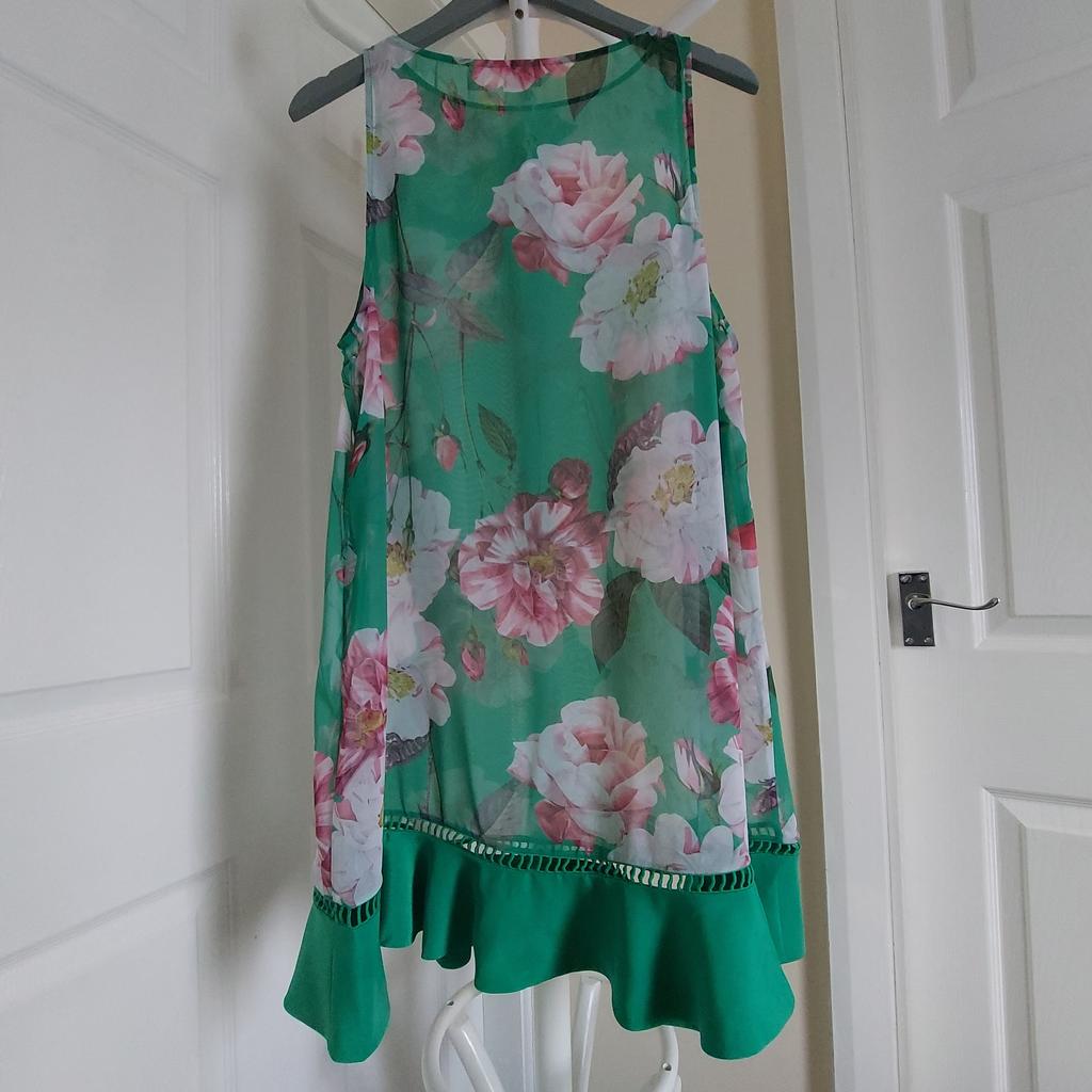 Dress “Ted Baker“London

Green Multi Colour

New Without Tags

Actual size: cm and m

Length: 84 cm

Length: 58 cm from armpit side

Shoulder width: 31 cm

Volume hand: 56 cm

Breast volume: 1.05 m – 1.07 m

Volume waist: 1.16 m – 1.19 m

Volume hips: 1.25 m – 1.27 m

Size: M ( UK )

100 % Polyester

Made in China