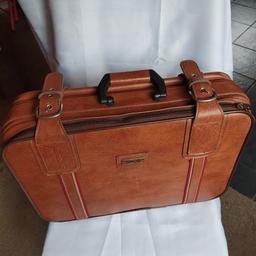 Vintage Marco Polo Leather suitcase. Great condition.
Approx dimensions:
L 20"
W 6"
H 16"