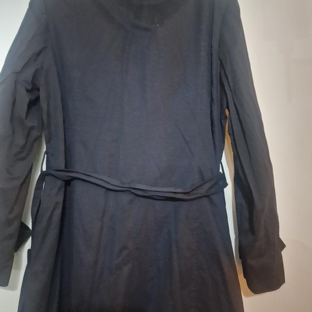 Black trench coat size 16. From debenhams, Collection designer. Hardly worn, in good condition. Single breast buttons and 2 side pockets with belt attached.
Collection Preferred but can be posted.