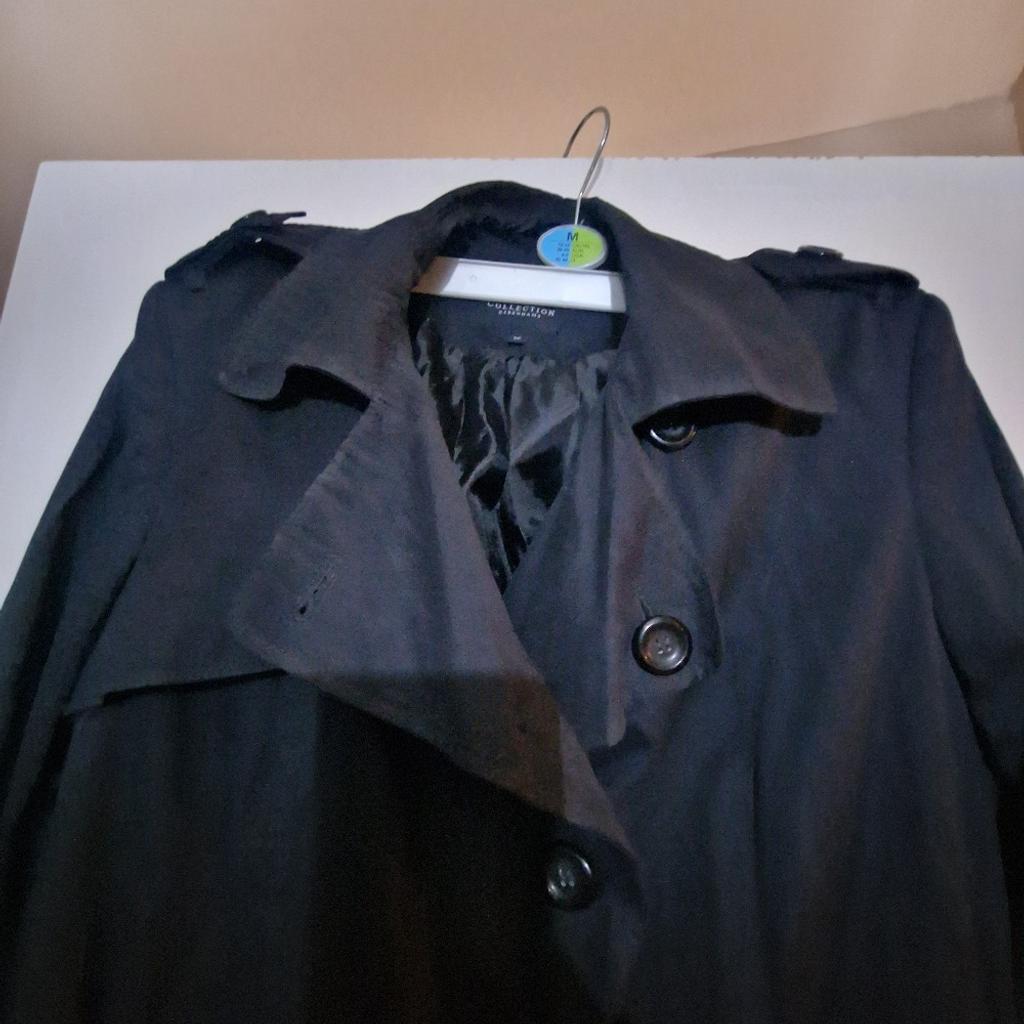 Black trench coat size 16. From debenhams, Collection designer. Hardly worn, in good condition. Single breast buttons and 2 side pockets with belt attached.
Collection Preferred but can be posted.