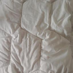+4 weiße Bettdecken
+Maße:140×220cm
+Neu & unbenutzt!
+Alles zusammen 80€ VB
+einzeln auch kaufbar,20€ Vb