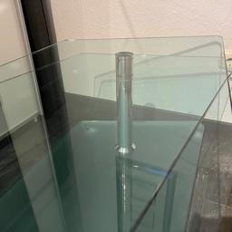 Neuwertiger exklusiver Design-Glas-Couchtisch(NP 900,00 €) mit 2 schwenkbaren Platten, auf Edelstahl-Rollen, in den Massen H 40 B 80 T 50 nur an Selbstabholer und Barzahlung zu verkaufen!