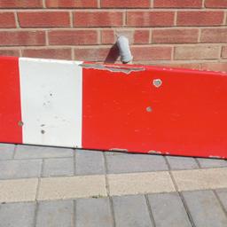 Here we have a stunning  original enamel railway signal arm. In Great condition with age related wear and tear as can be expected.  Ref.  (#1045)

 Height........ approx  11 inch / 28 cm
 Length........ approx  48 inch / 122 cm

Pick up only, Dy4 area. Cash on collection.