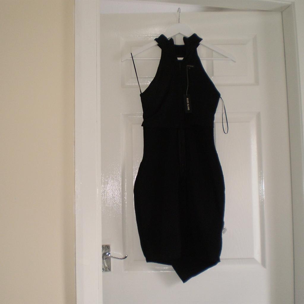 Dress „River Island“ Vamp

Black Colour

 New With Tags

Actual size: cm

Length: 87 cm – 93 cm

Length: 63 cm from armpit side

Volume hand: 39 cm from neck

Volume neck: 30 cm – 38 cm

Breast volume: 72 cm – 81 cm

Volume waist: 58 cm – 68 cm

Volume hips: 76 cm – 90 cm

Size: 8 ( UK ) Eur 34

Main: 95 % Polyester
 5 % Elastane

Contrast: 92 % Polyester
 8 % Elastane

Lining: 100 % Polyester

Made in United Kingdom

Retail Price £38.00