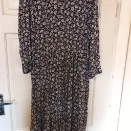 Brand new without tags never worn
Floral print maxi dress
Black and white colour
Size 14
Brand Primark
Cuffed elasticated sleeves
100% Viscose
Soft comfortable and flowy
Extra button
£14
Smoke free pet free house
Message me for postage enquiries

See my other ads for more items
Thankyou