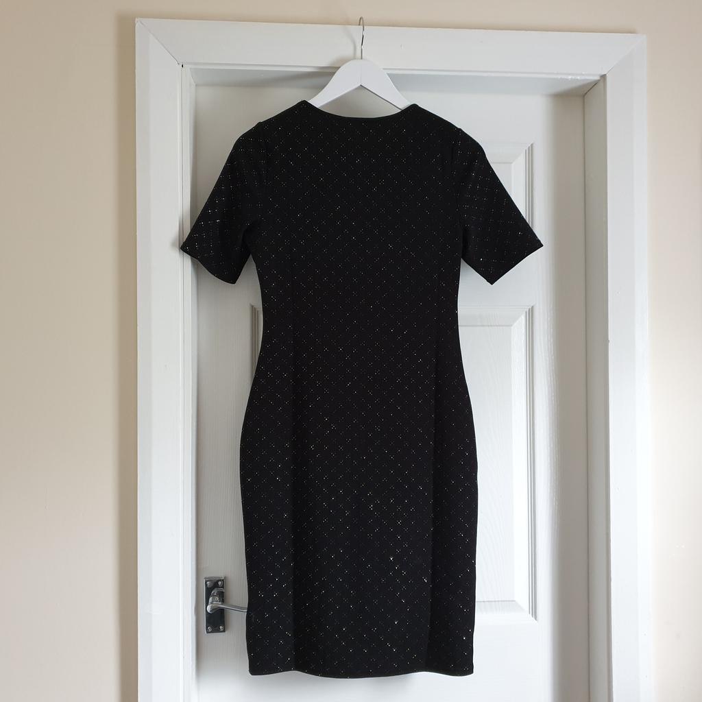 Dress " Dorothy Perkins "

 With Brilliance

 Black Colour

New With Tags

Actual size: cm and m

Length: 1.00 m

Length: 77 cm from armpit side

Shoulder width: 34 cm

Length sleeves: 26 cm

Volume hands: 38 cm

Volume breast: 80 cm – 90 cm

Volume waist: 70 cm – 78 cm

Volume hips: 83 cm – 93 cm

Size: 10 (UK) Eur 38 ,US 6

98 % Polyester
 2 % Elastane

Made in Cambodia

Retail Price £ 30.00 , 40.00 € (Eur)