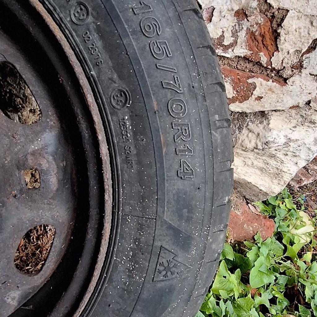 Reifen mit Felgen von einem Skoda Fabia Bj.2000
Die Winterreifen sind leider nicht mehr für den Winter geeignet für den Sommer kann man sie noch verwenden!
Lochkreis Felge 5x100
Preis für alle Vier Reifen zusammen!!!!