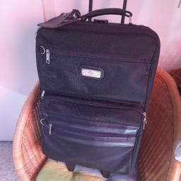 Ein sehr Qualitativ hochwertiger Koffer für Menschen die Beruflich oft unterwegs sind.( Bordkoffer) FürAkten ,Unterlagen und Kleidung 👍