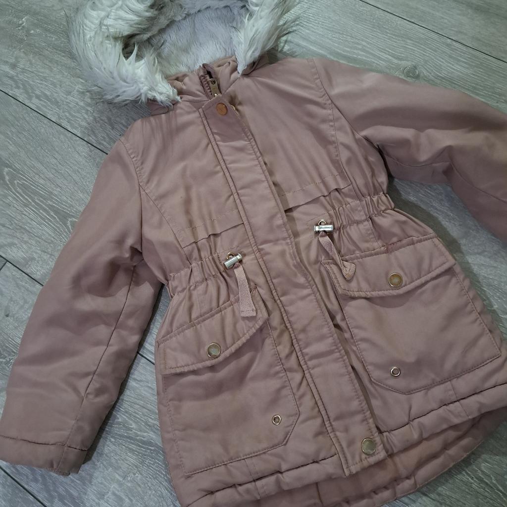 Girls Blush Pink Winter Coat 4-5 Years.

Fur hood.

Stitching on one pocked has come undone slightly and can be easily stitched. Does not effect use of Coat or pocket at all.

In good used condition.

Collection from TW13 or post at extra cost

From a smoke and pet free home

£5