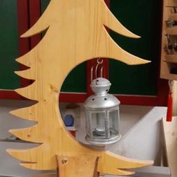 Verkaufe einen selbstgemachten großen Weihnachtsbaum aus Holz seitlich offen für eine Laterne (Laterne nicht dabei) Höhe 93cm, Breite 50cm, Boden 30cm, zum Preis von € 120,--.