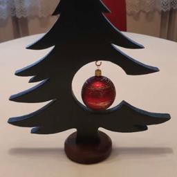 Verkaufe selbstgemachte Weihnachtsbäume aus Holz seitlich offen oder geschlossen, ohne Kugel zum Preis von € 25,--, 33 cm hoch.