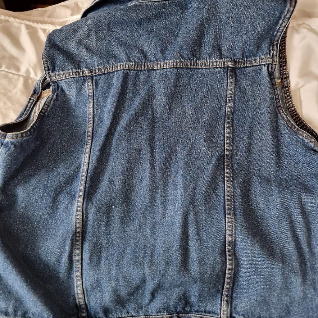 Verkaufe eine guterhaltene, blaue Jeansweste, mit Taschen,
Größe L 52