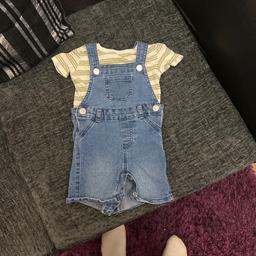 Primark dungarees set
In really good condition 
Like new 
Size 9-12 months