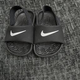 Nike sandals in black 
Really cute 
Hardly worn like new 
Size uk 3.5