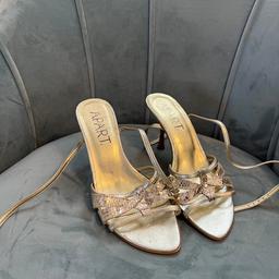 Vintage Apart Kitten Heels (Y2K)

100% Leder

Gr 36

Farbe Gold

Zustand sehr gut

Versand möglich muss aber vom Käufer selbst übernommen werden