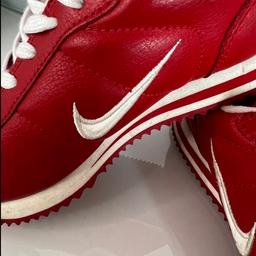 Vintage Nike Cortez Damen Sneaker

Wurden im Jahr 2000 in New York gekauft und vl 2 mal getragen

Gr 36,5

Zustand sehr gut

Farbe rot

Material echtes Leder

Versand möglich muss aber vom Käufer selbst übernommen werden