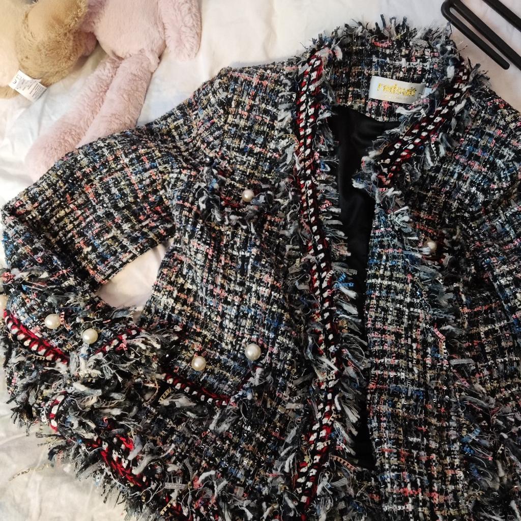 a must buy if you like Chanel style blazer
alegant and shiny
barely wear as buy it in smaller size