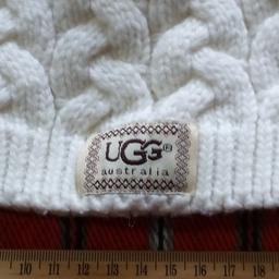 Original UGG hat made of merino wool.

Width is 19 cm, but it is flexible and stretches, it adjusts to any size. Height 17 cm measured when flat.
Ivory white to complete your winter look as it's getting cooler.

Local collection preferred or can be posted out at extra costs.