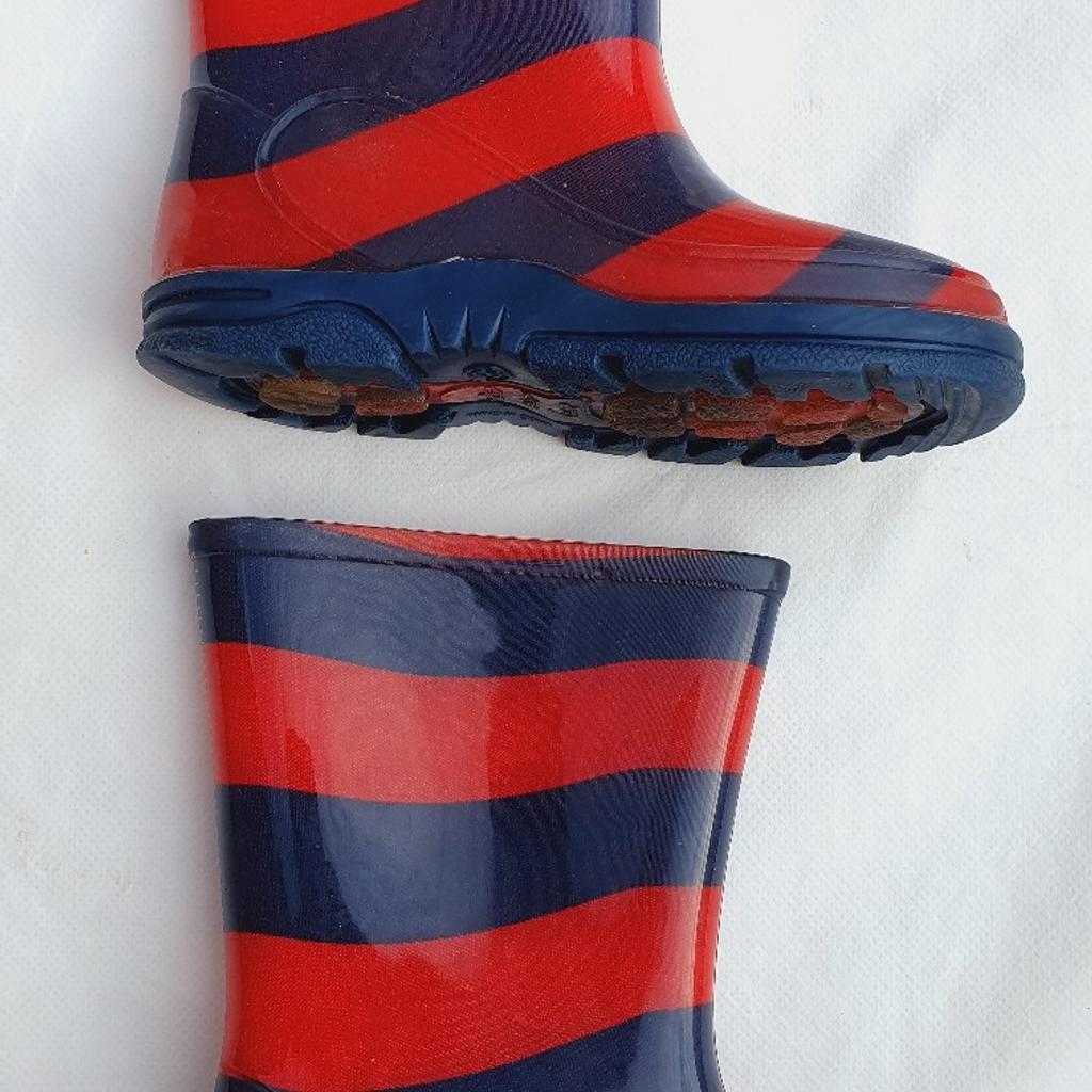 Used Wellies
Size 8 small children
Excellent condition

Any questions welcome
Come from a smoke and pet free home
Check out my other items too