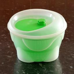 A hardly used salad spinner. Removes excess water of your salad by spinning the spinner in no time!

Any questions welcome 
Comes from a smoke and pet free home 
Check out my other items too