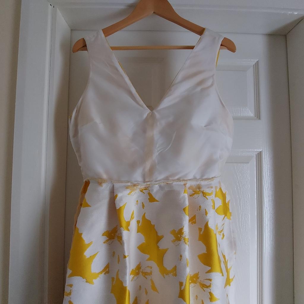 Dress „Next “

 Yellow White Colour

New With Tags

Actual size: cm

Length: 94 cm from shoulders front

Length: 92 cm from shoulders back

Length: 70 cm from armpit side

Width shoulder: 38 cm

Volume hand: 44 cm

Breast volume: 90 cm – 91 cm

Volume waist: 75 cm – 76 cm

Volume hips: 95 cm – 98 cm

Length: 41 cm from shoulders before to waist

Length: 16 cm from armpit side before to waist

Size: 14 ( UK ) Eur 42

100 % Polyester

Made in Romania

Retail Price £ 68.00